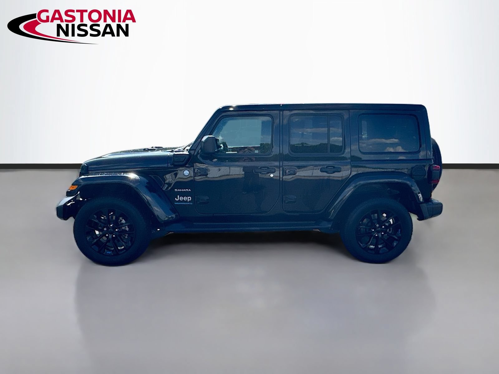 Used 2023 Jeep Wrangler Unlimited Sahara w/ Cold Weather Group AWD/4WD image 5