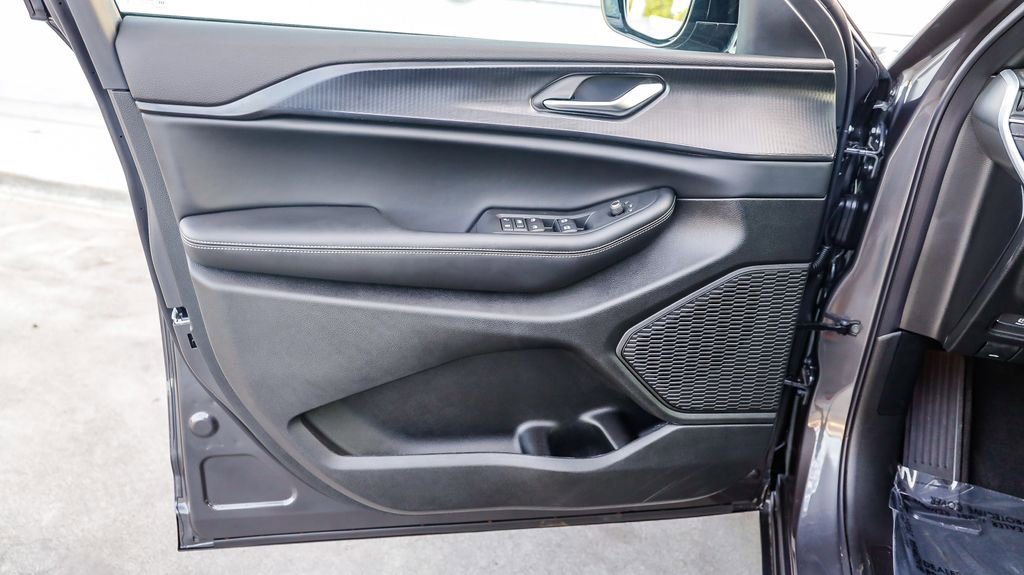 New 2025 Jeep Grand Cherokee L Altitude image 23