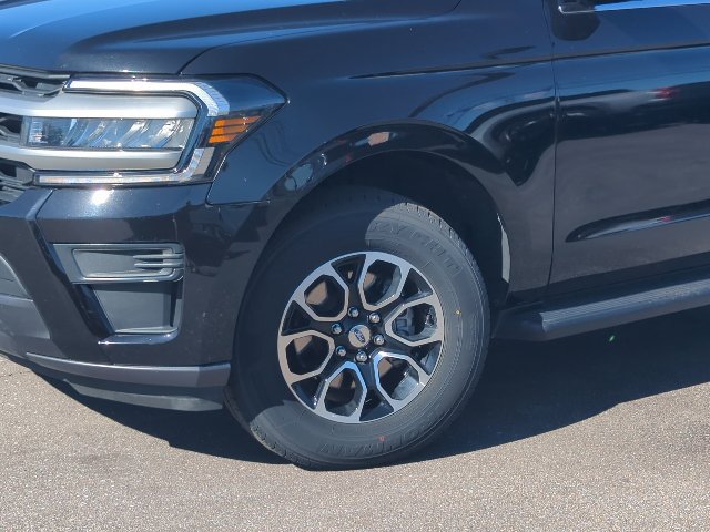 Used 2024 Ford Expedition XLT AWD/4WD image 2