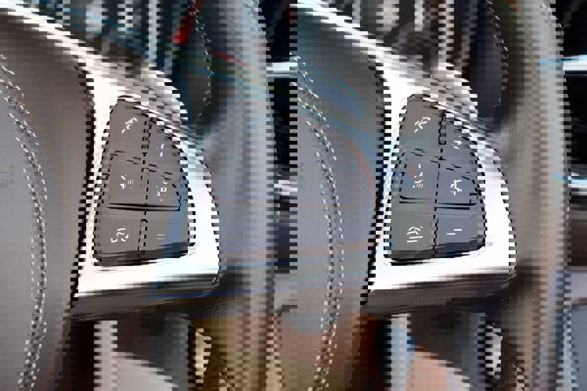 Used 2017 Mercedes-Benz SL 550 w/ Driver Assistance Package image 15