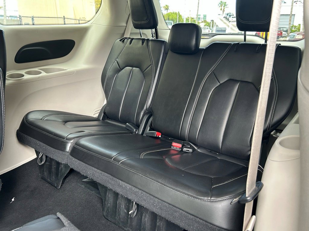 Used 2023 Chrysler Pacifica Touring-L FWD image 43