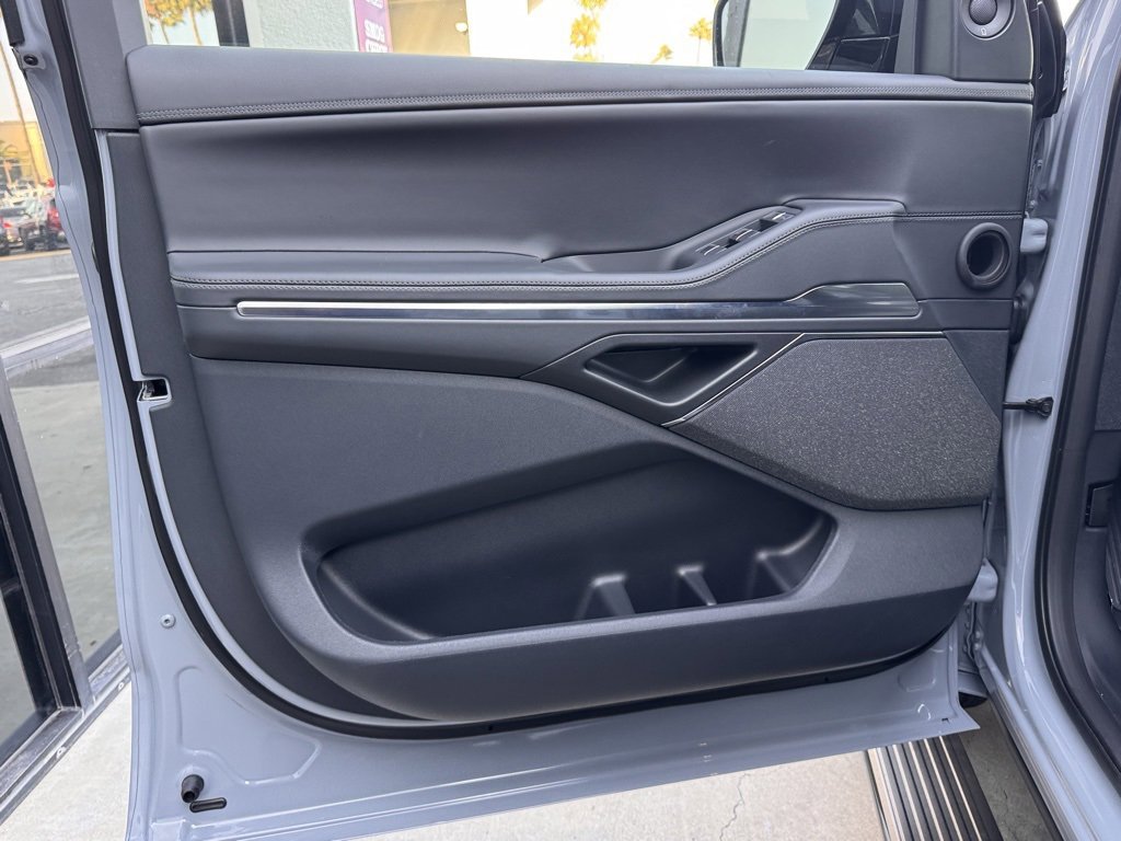 New 2025 Lincoln Navigator Reserve w/ Jet Appearance Package image 16