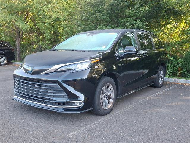 Certified 2023 Toyota Sienna XLE AWD/4WD image 3