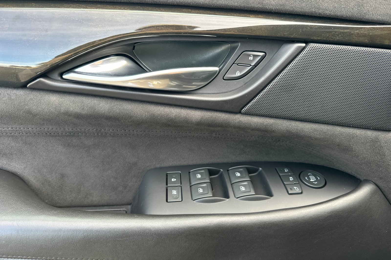 Used 2017 Cadillac Escalade Platinum image 11