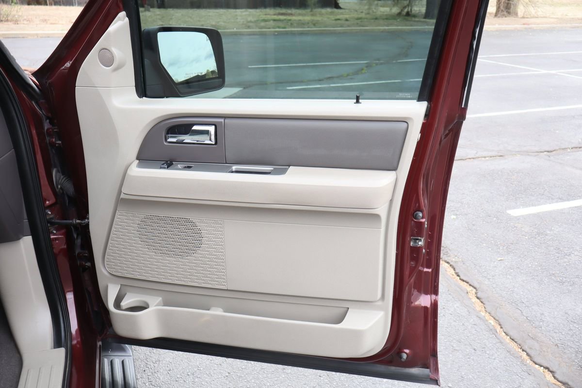 Used 2010 Ford Expedition XLT image 26