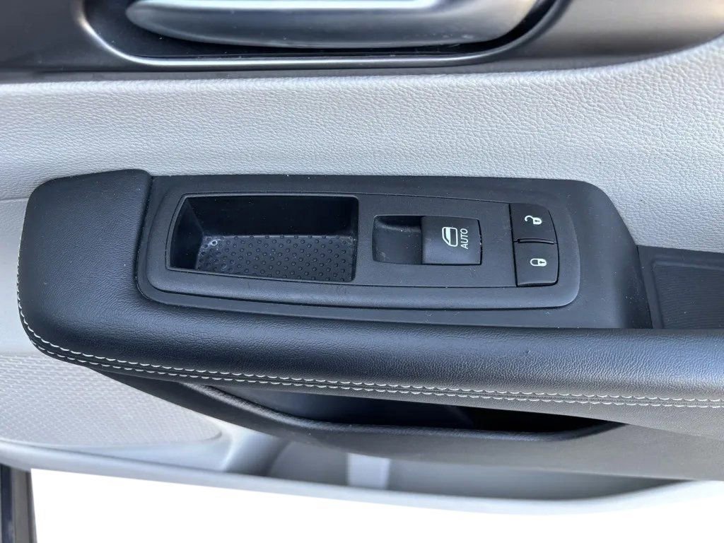 Used 2023 Chrysler Pacifica Touring-L image 27