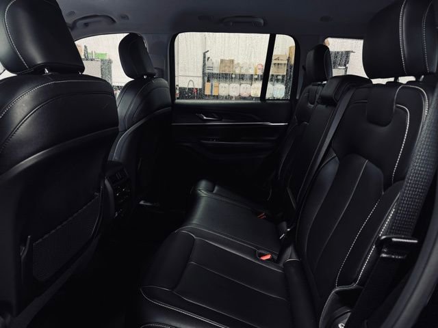 Used 2023 Jeep Grand Cherokee Limited w/ Black Appearance Package image 18