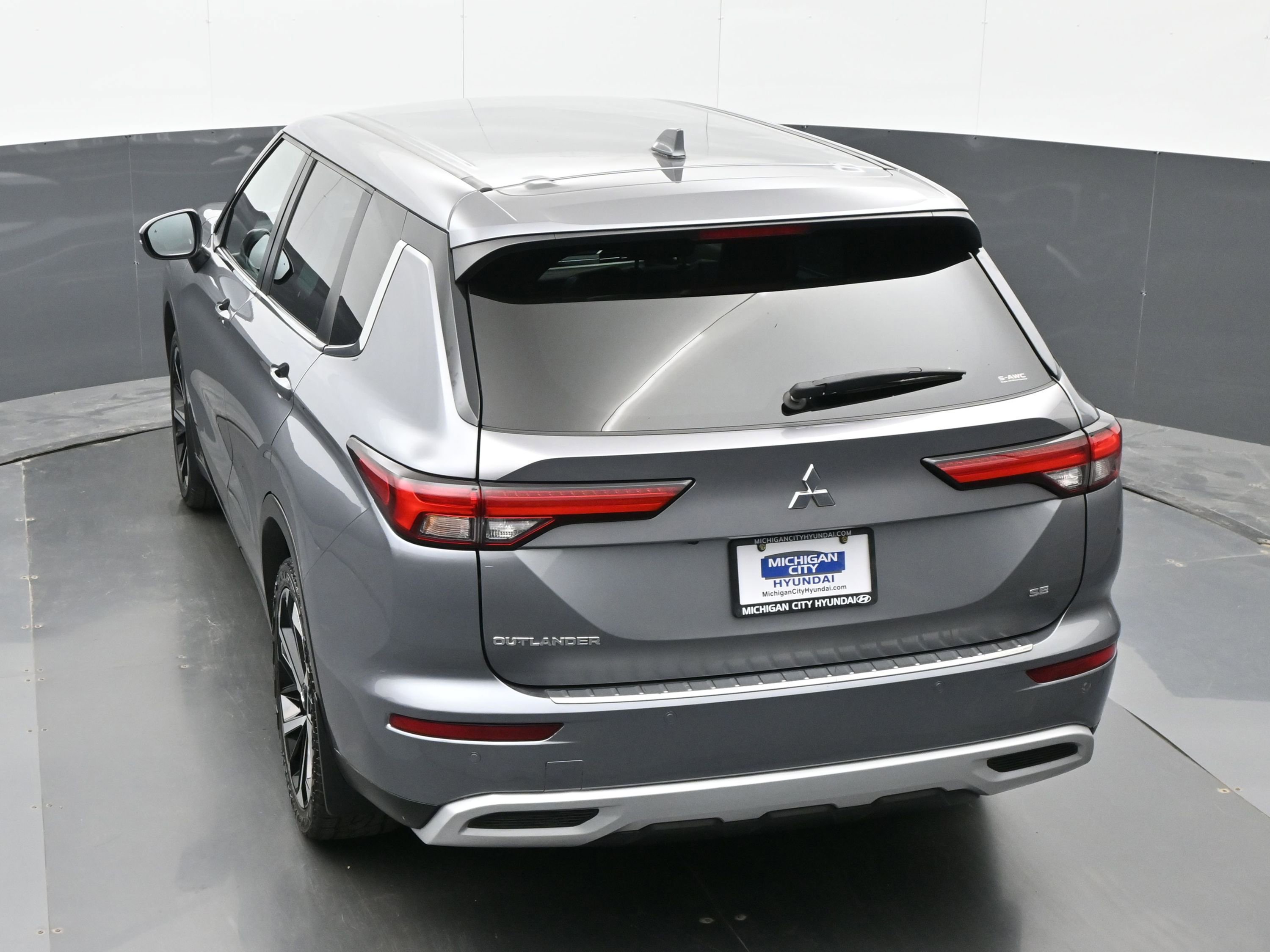 Used 2023 Mitsubishi Outlander SE image 32
