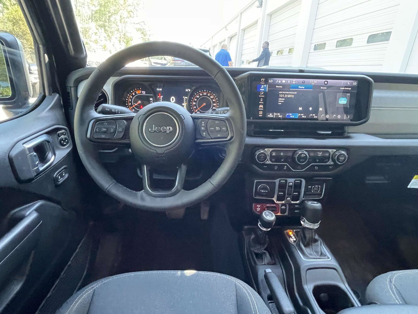 Used 2025 Jeep Wrangler Unlimited Sport AWD/4WD image 12