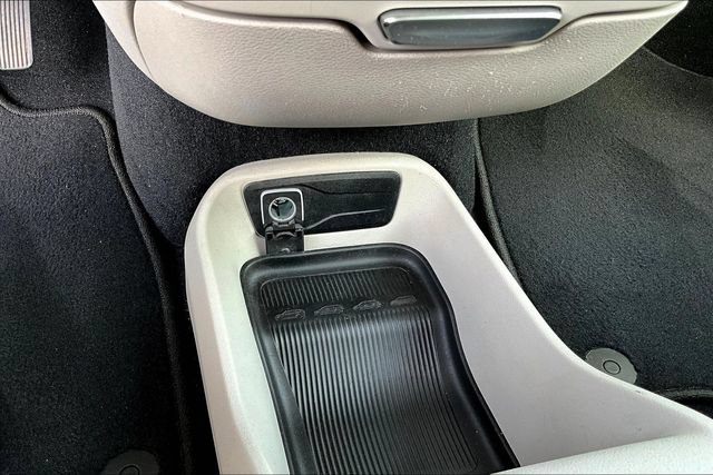 Used 2022 Chrysler Voyager LX FWD image 16