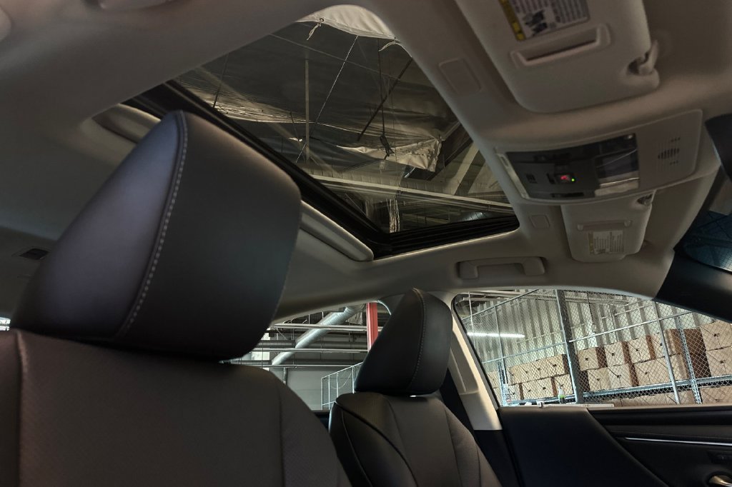 Certified 2025 Lexus ES 300h w/ Premium Package FWD image 16