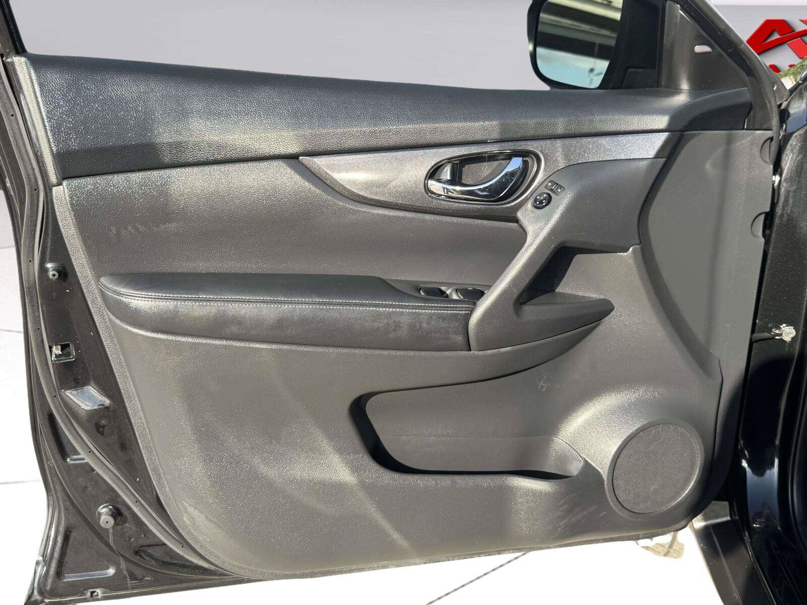 Used 2019 Nissan Rogue SV FWD image 17