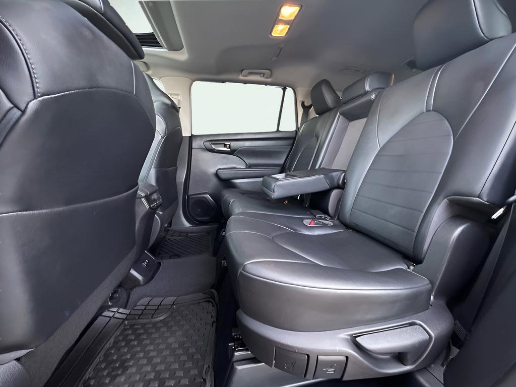 Used 2020 Toyota Highlander XLE image 23