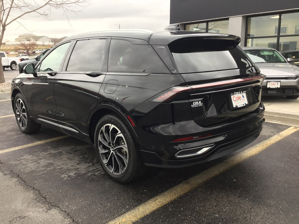 Used 2024 Lincoln Nautilus Reserve image 3