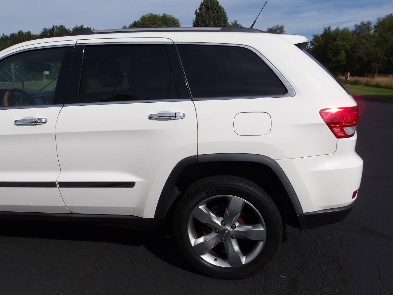 Used 2011 Jeep Grand Cherokee Overland AWD/4WD image 36