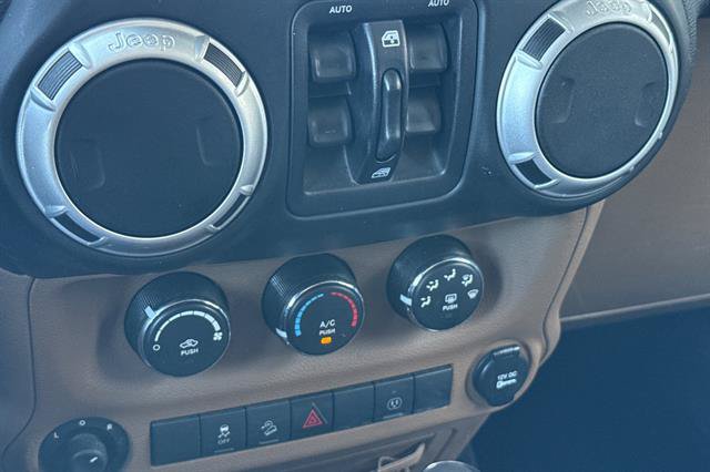 Used 2014 Jeep Wrangler Unlimited Rubicon w/ Connectivity Group AWD/4WD image 21