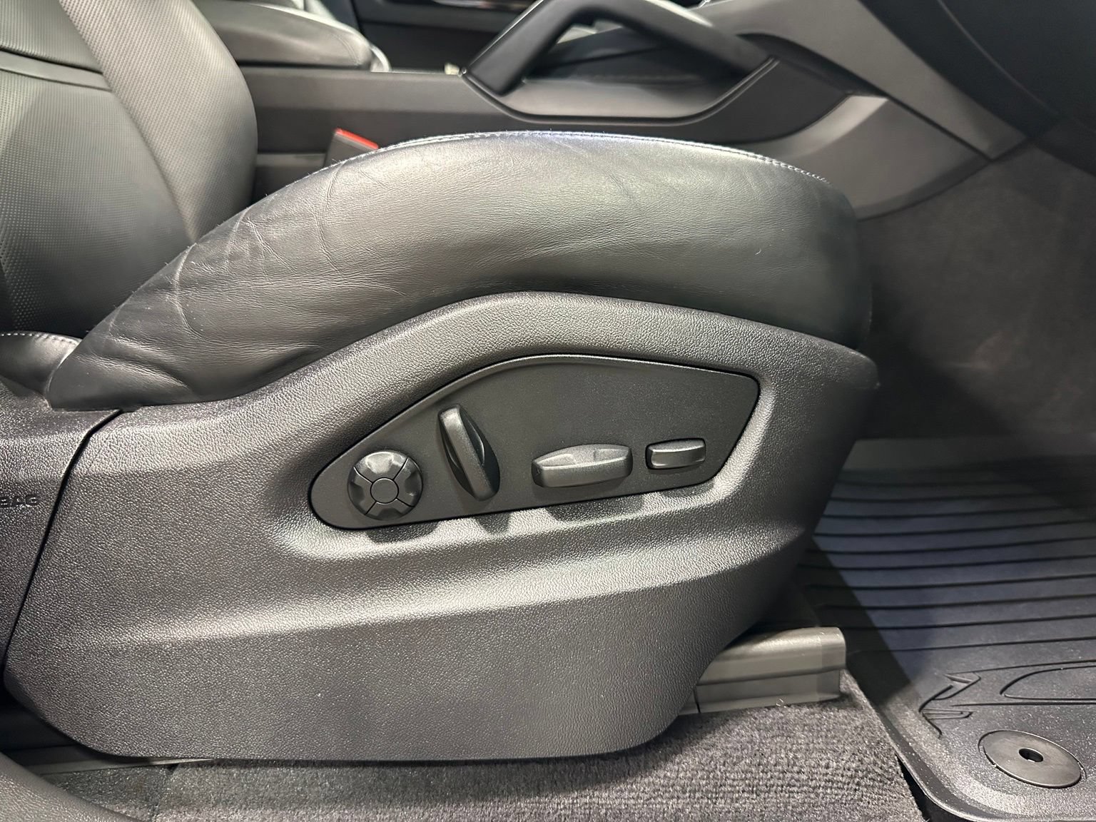 Used 2022 Porsche Cayenne Platinum Edition AWD/4WD image 38