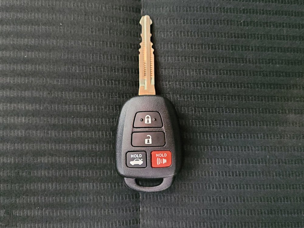 Used 2018 Toyota RAV4 LE FWD image 32