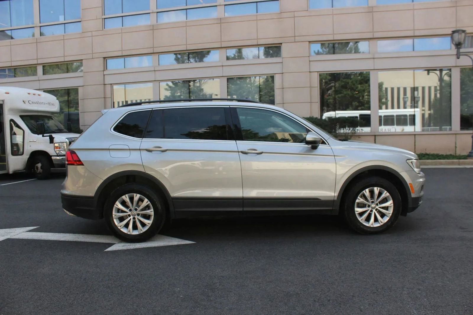 Used 2019 Volkswagen Tiguan SE w/ Panoramic Sunroof Package AWD/4WD image 6