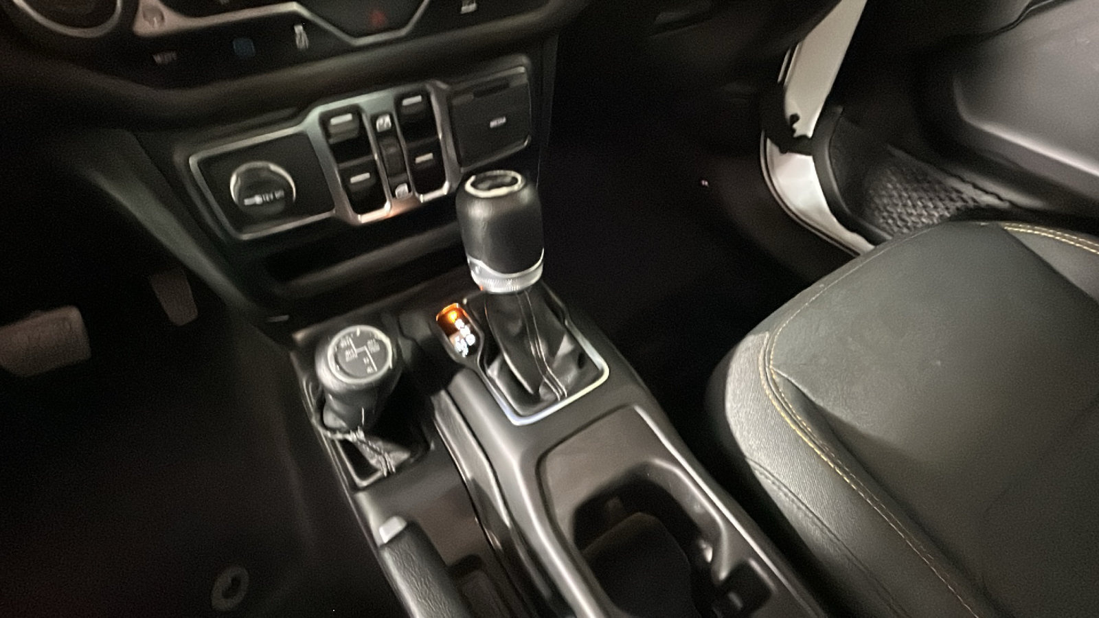 Used 2024 Jeep Wrangler Unlimited AWD/4WD image 25