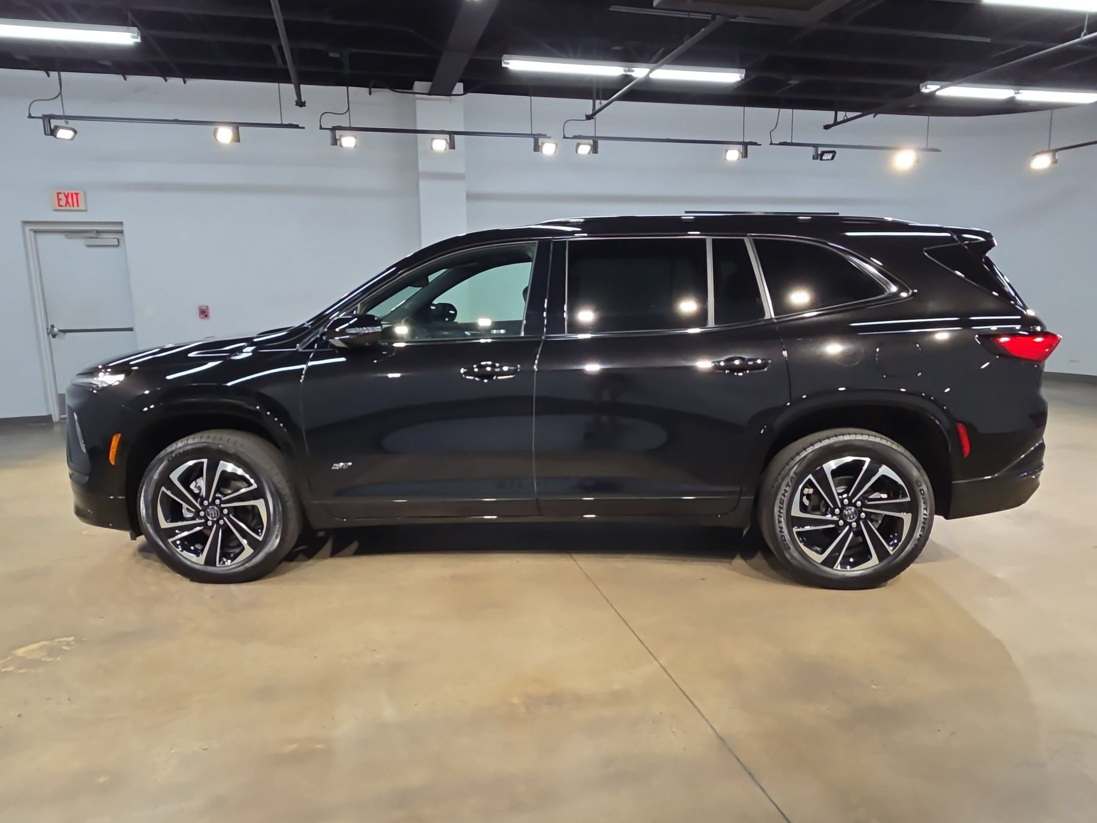 Used 2025 Buick Enclave Sport Touring w/ Power Package FWD image 4