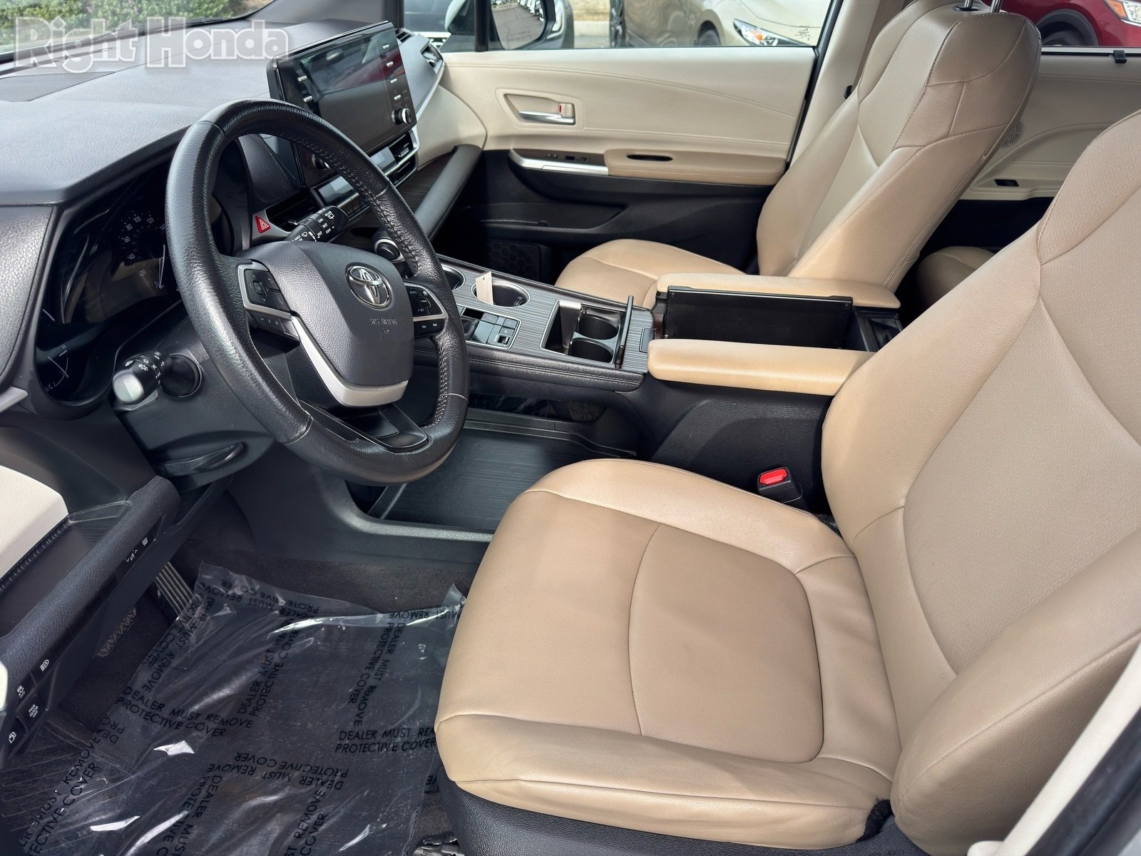 Used 2024 Toyota Sienna XLE image 16