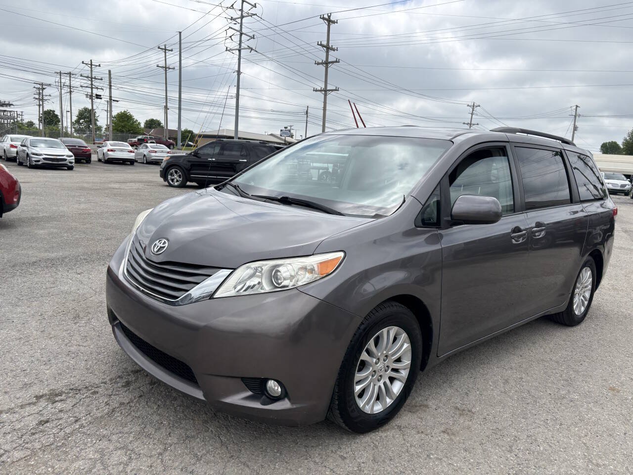 Used 2011 Toyota Sienna XLE w/ Entertainment Pkg FWD image 3