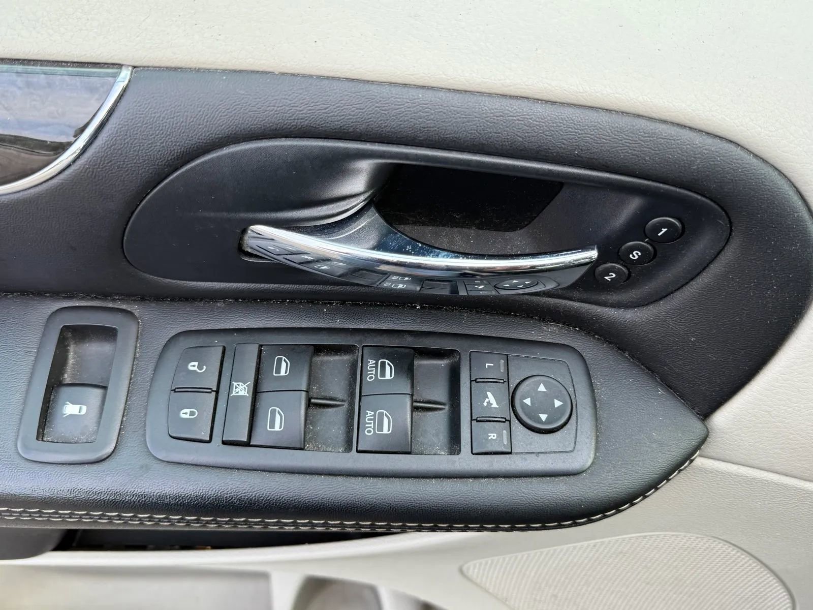 Used 2014 Chrysler Town & Country Limited image 18