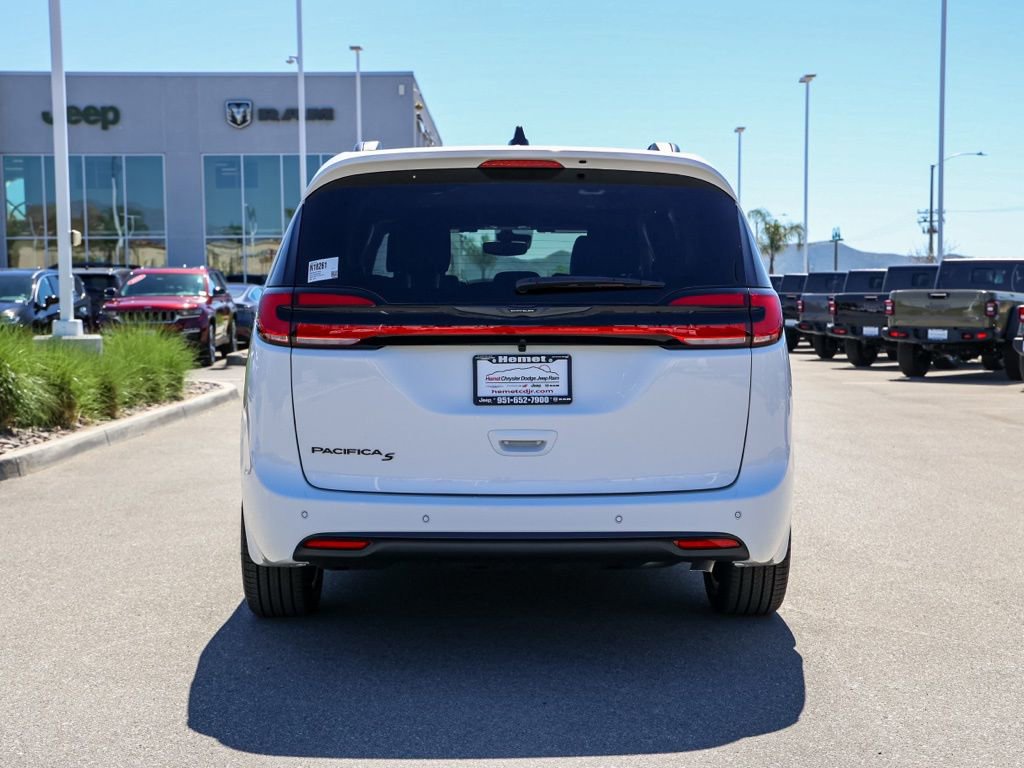 New 2026 Chrysler Pacifica Select w/ S Appearance Package FWD image 5