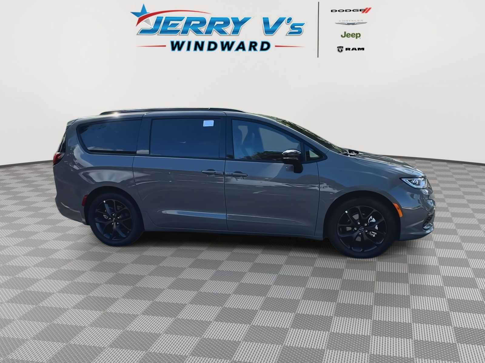 New 2025 Chrysler Pacifica Limited w/ Uconnect Theater Family Group image 9