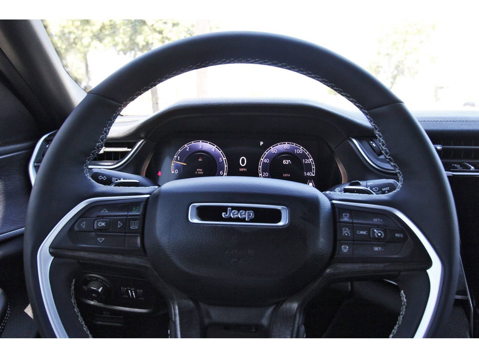 Used 2025 Jeep Grand Cherokee L Limited w/ Black Appearance Package image 17