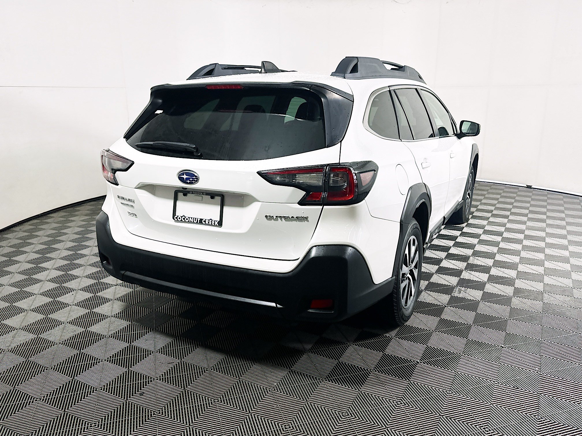 Used 2023 Subaru Outback Premium AWD/4WD image 3