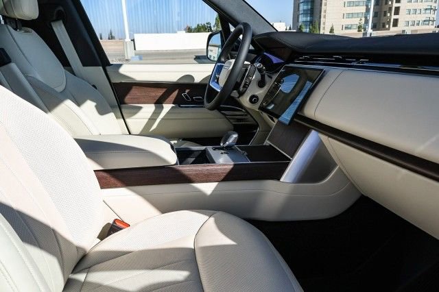 New 2025 Land Rover Range Rover Long Wheelbase SE image 12