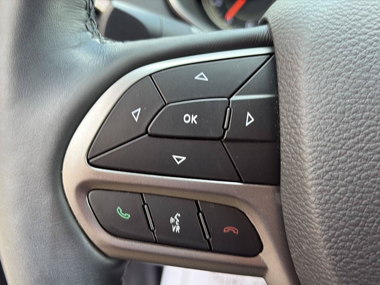 Used 2019 Jeep Cherokee Latitude w/ Cold Weather Group AWD/4WD image 9