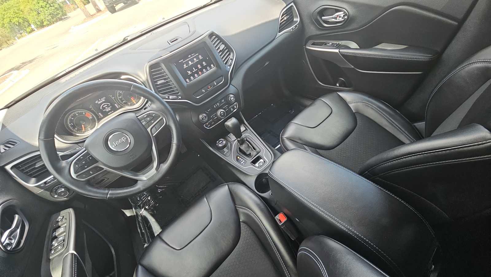 Used 2021 Jeep Cherokee Latitude Plus w/ Mopar Interior Package AWD/4WD image 22