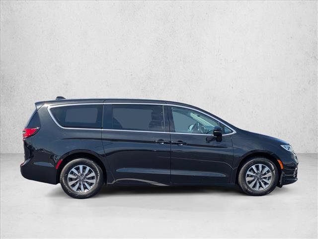 Used 2022 Chrysler Pacifica Touring-L FWD image 4