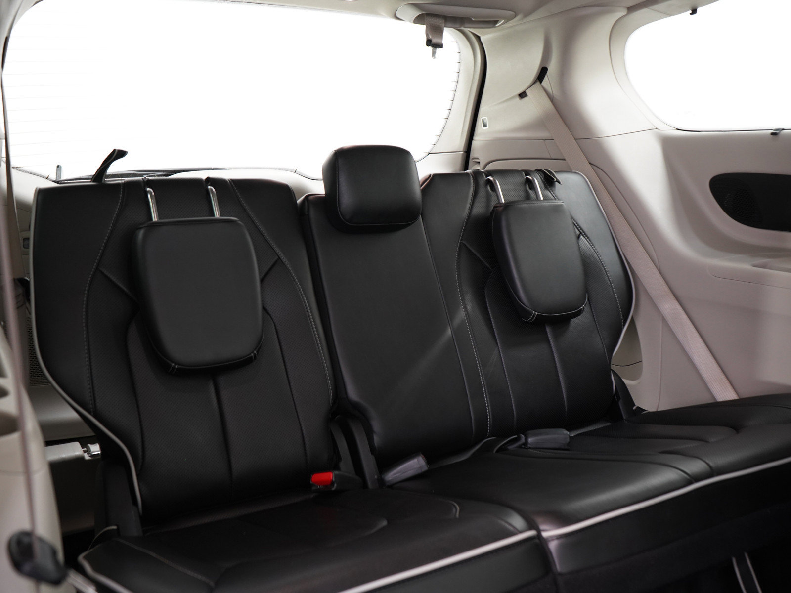 Used 2023 Chrysler Pacifica Limited FWD image 15