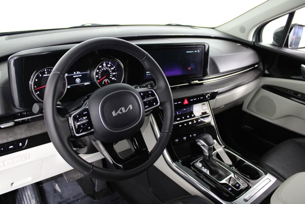 Used 2024 Kia Carnival EX image 18