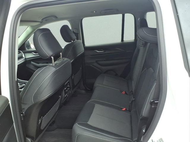 Used 2023 Jeep Grand Cherokee Laredo w/ Luxury Tech Group I AWD/4WD image 8