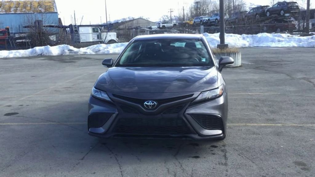 Used 2023 Toyota Camry SE image 3