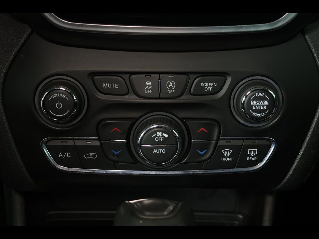 Used 2019 Jeep Cherokee Limited image 27