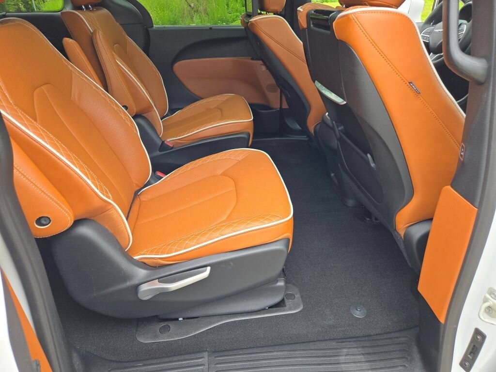 Certified 2024 Chrysler Pacifica Pinnacle FWD image 8