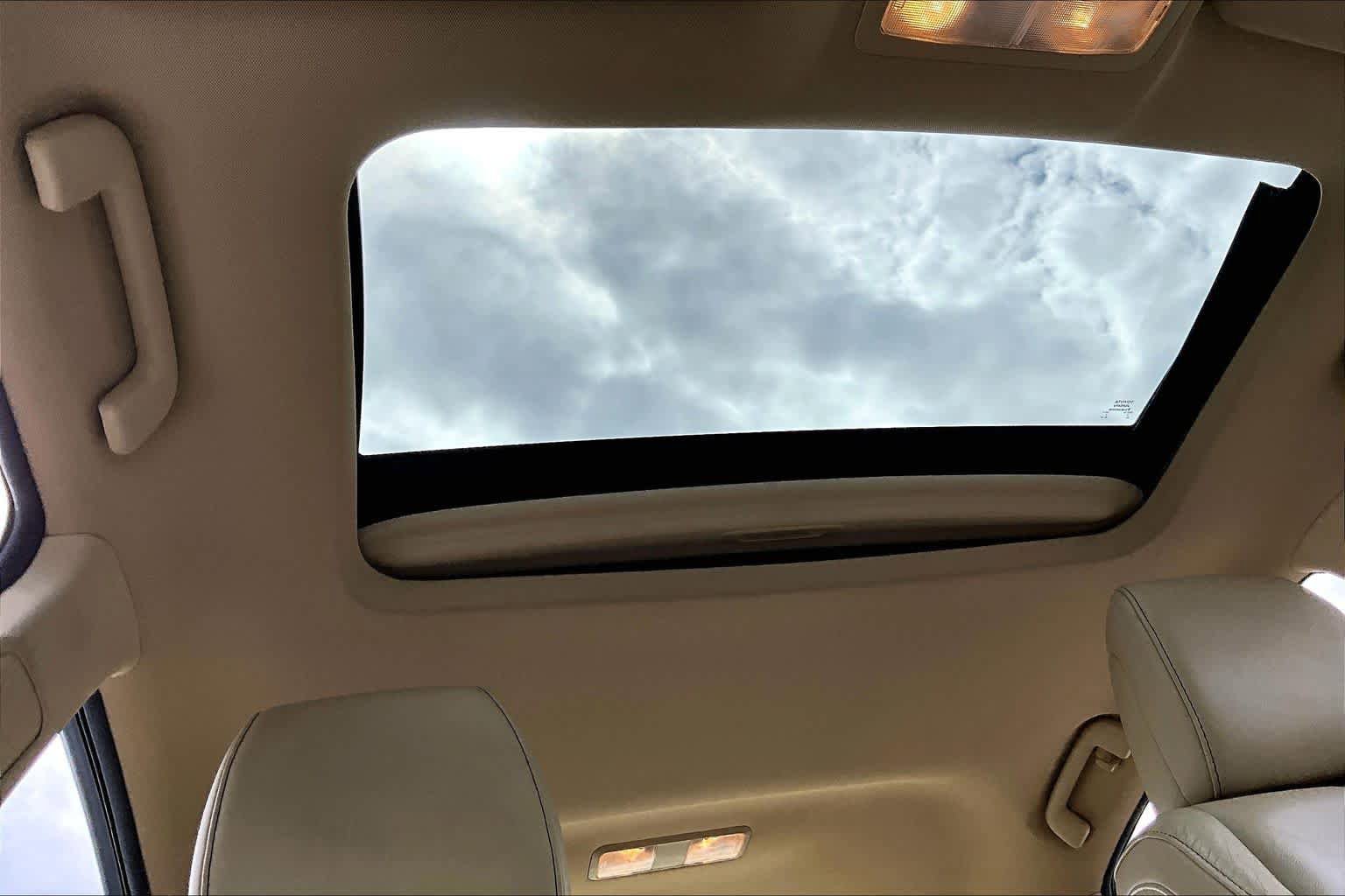 Used 2013 Toyota Avalon Limited w/ Technology Pkg FWD image 14