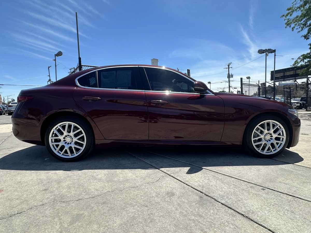 Used 2017 Alfa Romeo Giulia AWD image 4