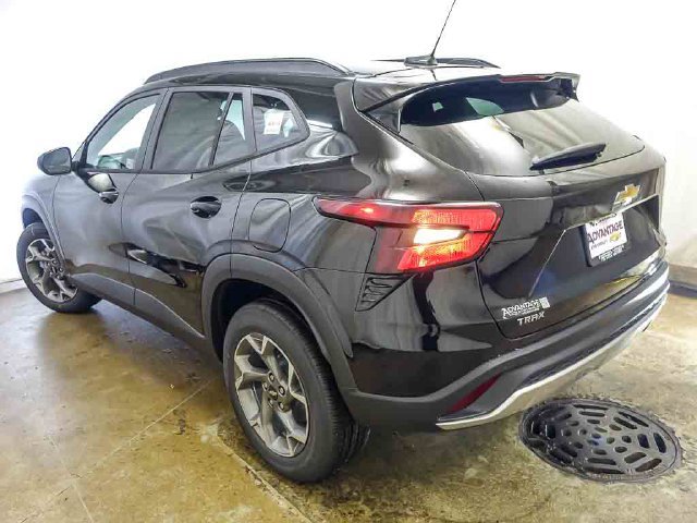 New 2026 Chevrolet Trax LT w/ LT Convenience Package FWD image 7