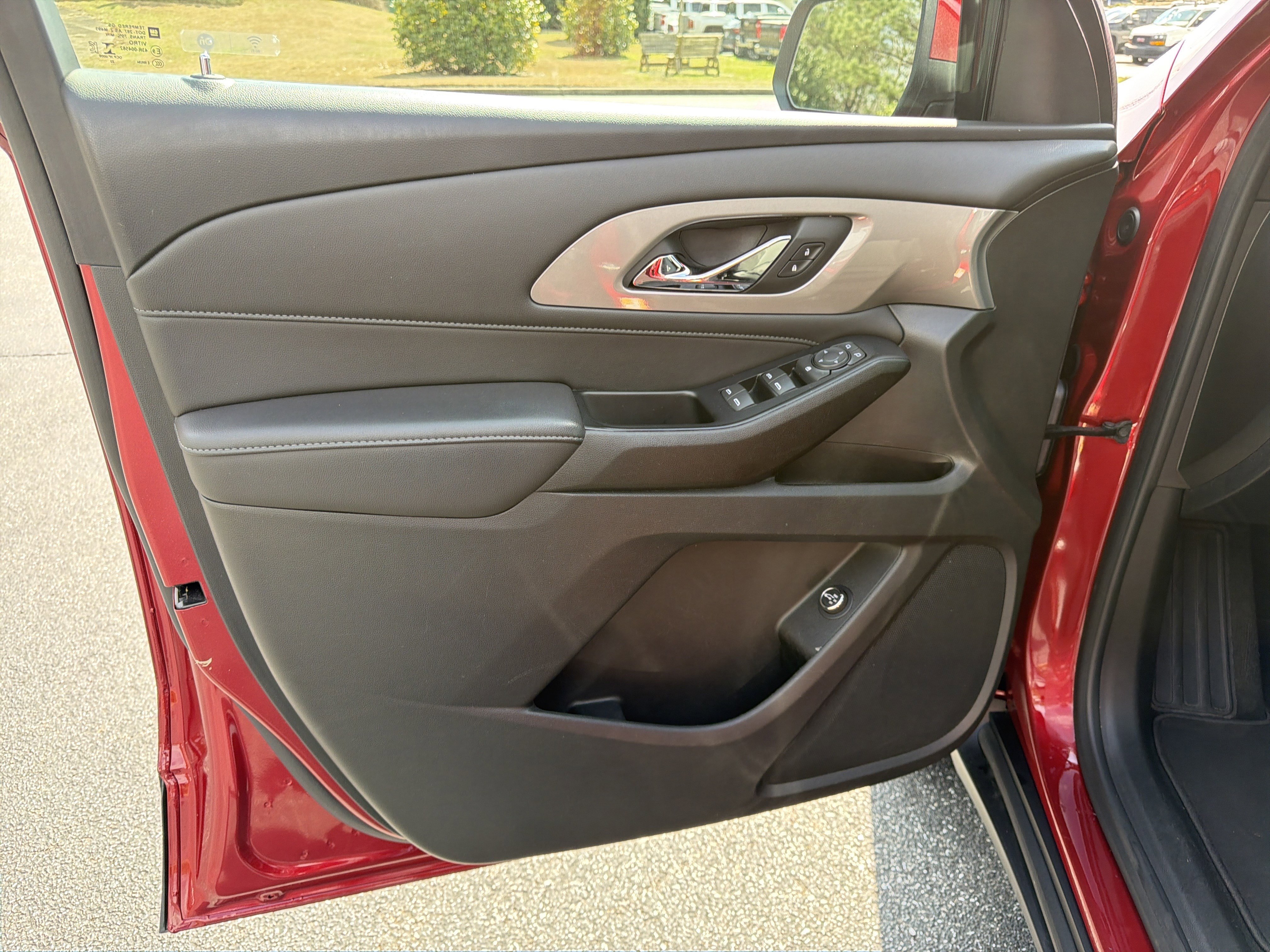 Used 2023 Chevrolet Traverse LT image 10