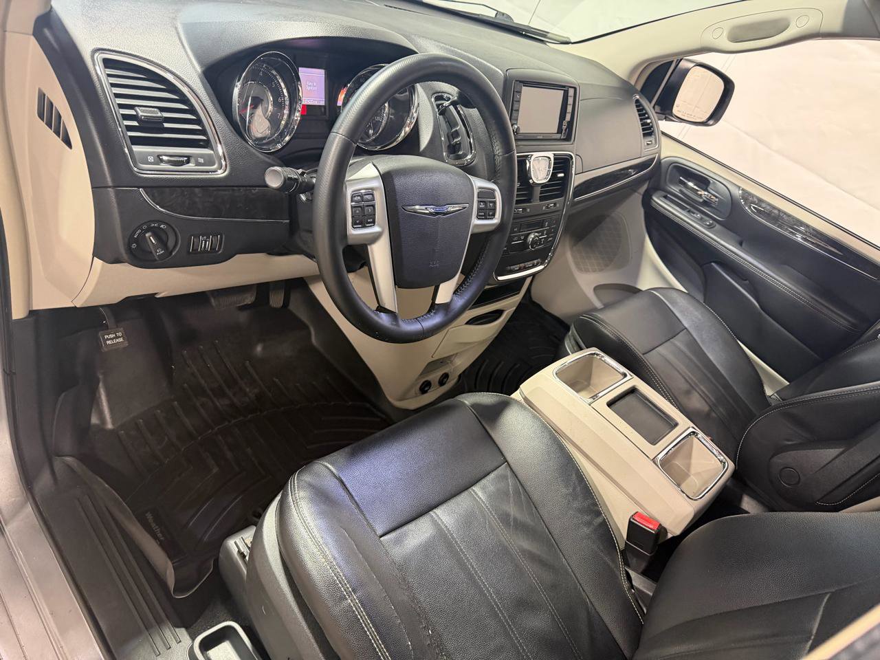 Used 2014 Chrysler Town & Country Touring FWD image 24