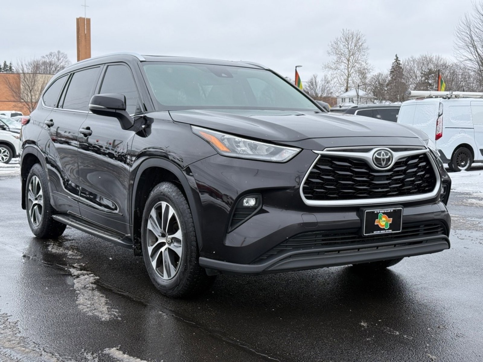 Used 2020 Toyota Highlander XLE image 2