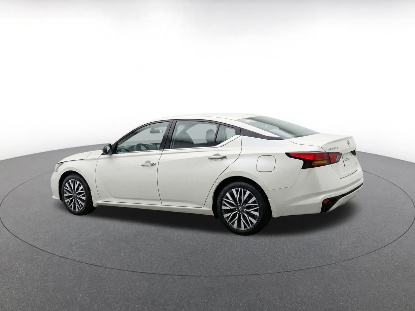 Used 2025 Nissan Altima 2.5 SV FWD image 7