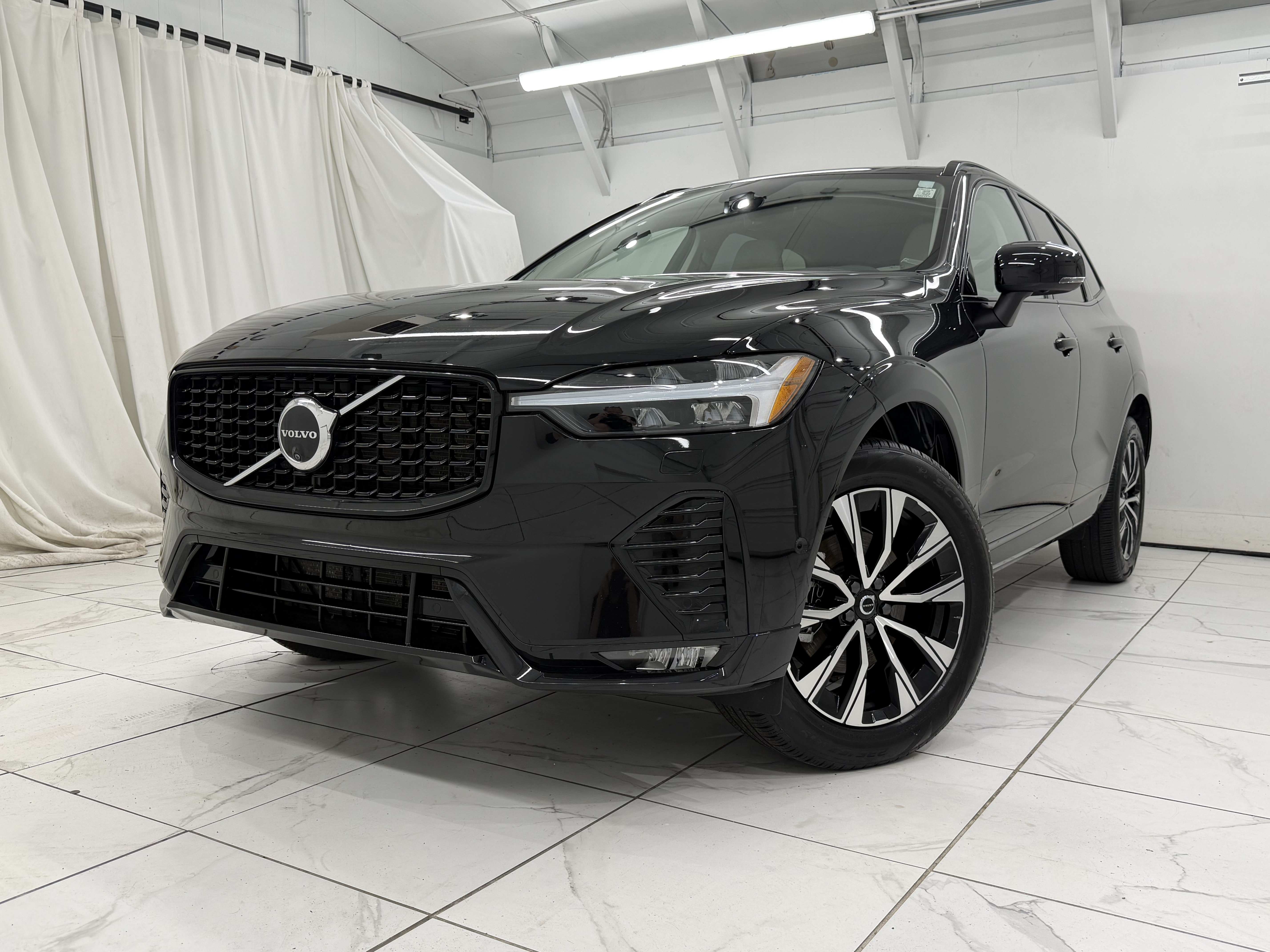 Used 2025 Volvo XC60 B5 Plus w/ Climate Package PRO AWD/4WD image 8